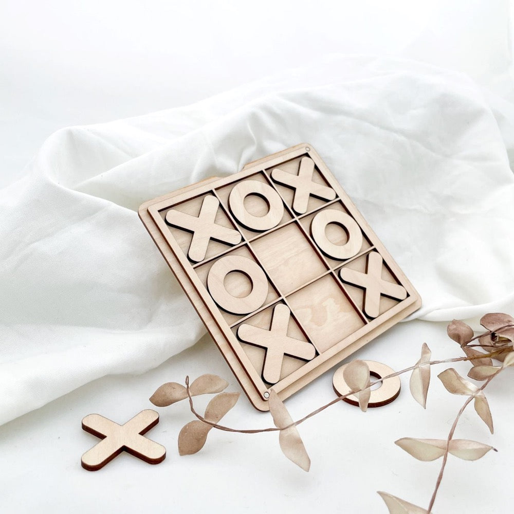 Olen loistavan puinen ristinollapeli pelialustalla ja kannella, auki, Kaarnavillan verkkokaupassa