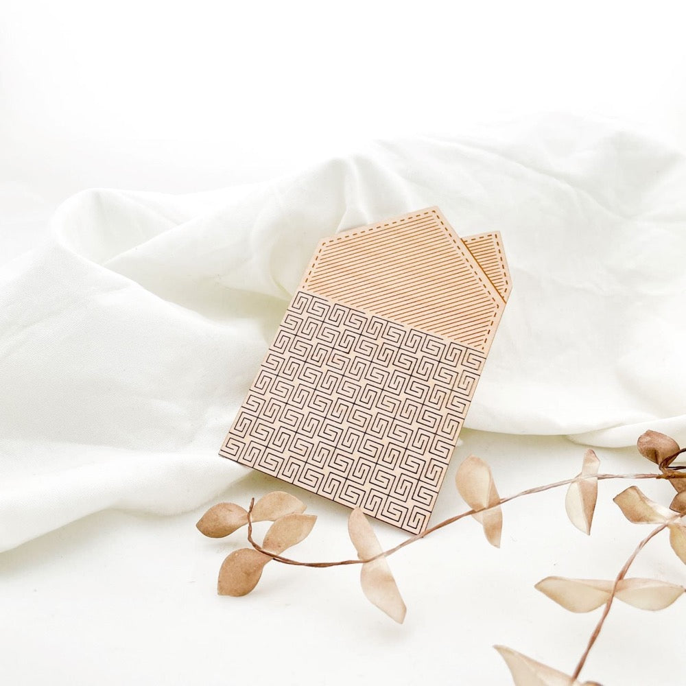 Olen loistavan puusta valmistettu raidallinen taipuisa taskuliina Kaarnavillan verkkokaupassa