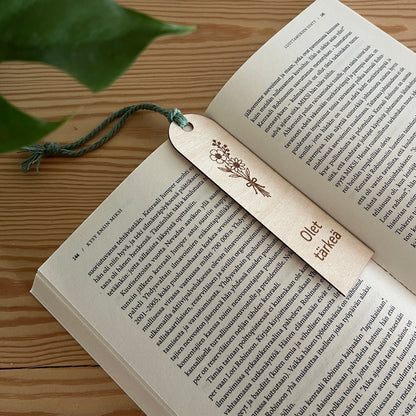 Puinen kirjanmerkki opettajalle, kasvattajalle tai muulle tärkeälle henkilölle (eri värejä ja tekstejä)
