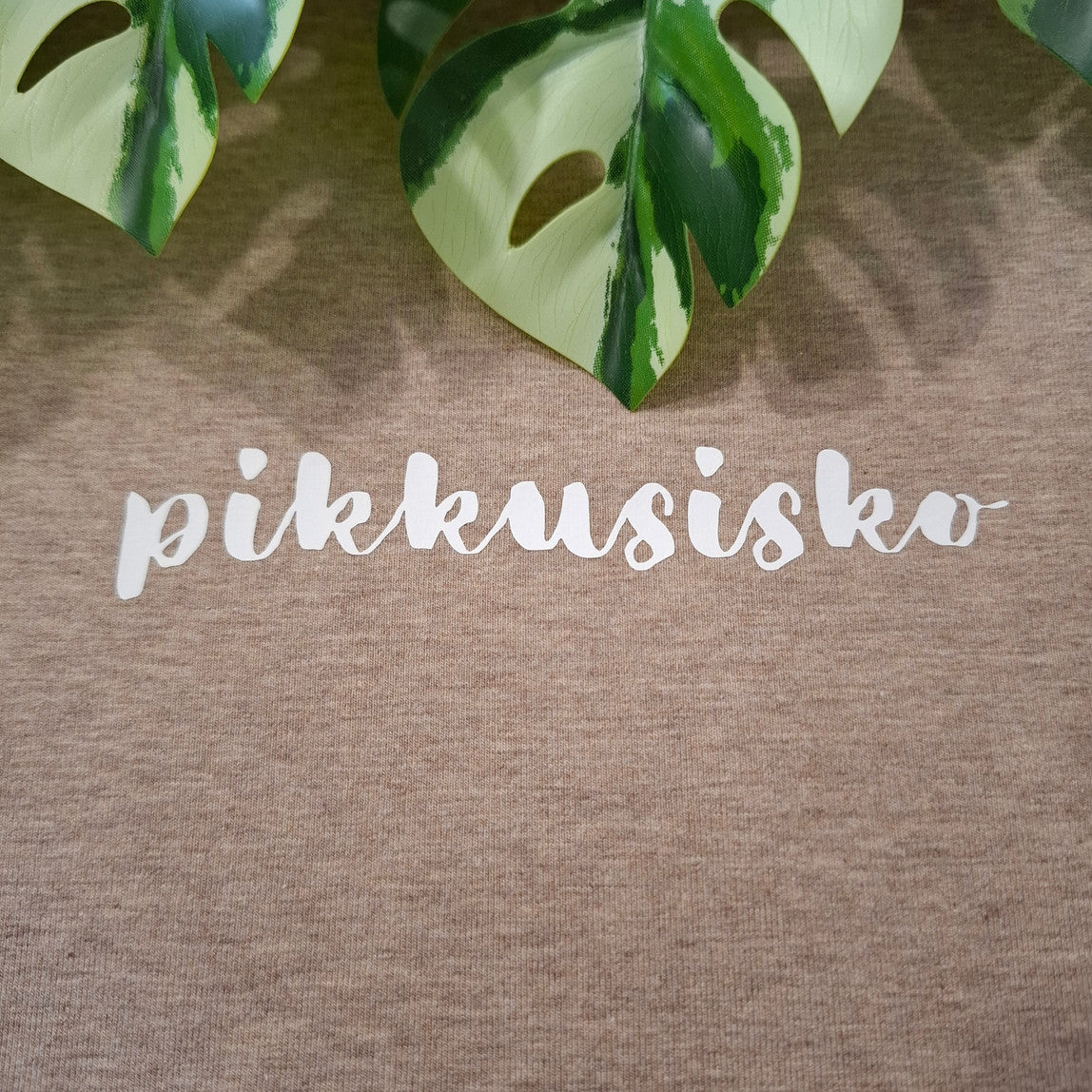 Poppaduun silityskuva valkoinen, tekstillä "pikkusisko"