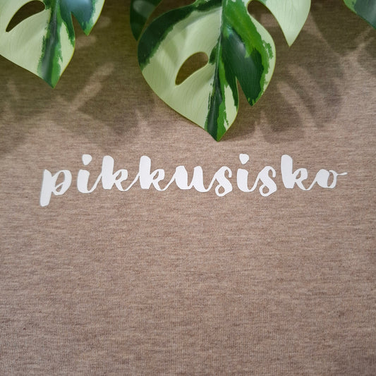 Poppaduun silityskuva valkoinen, tekstillä "pikkusisko"