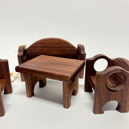 Nukkekodin kalusteet, pähkinäpuu (sis 4 osaa)