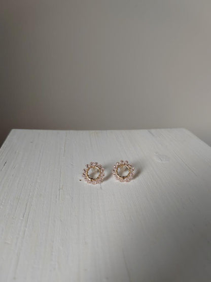 Aava-korvakorut, teräksen värisillä yksityiskohdilla (eri värejä)