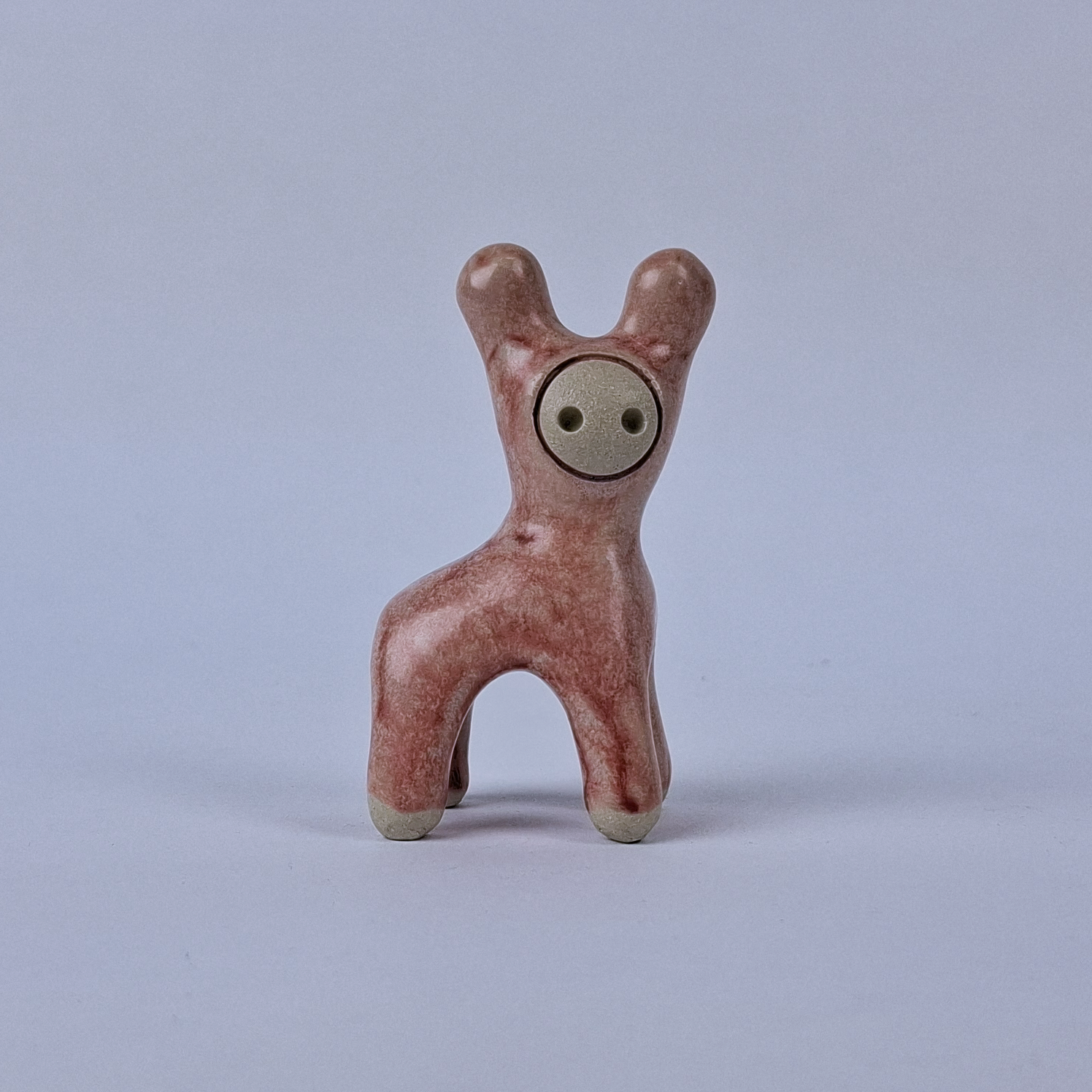 Vaaleanpunainen keraaminen figuuri