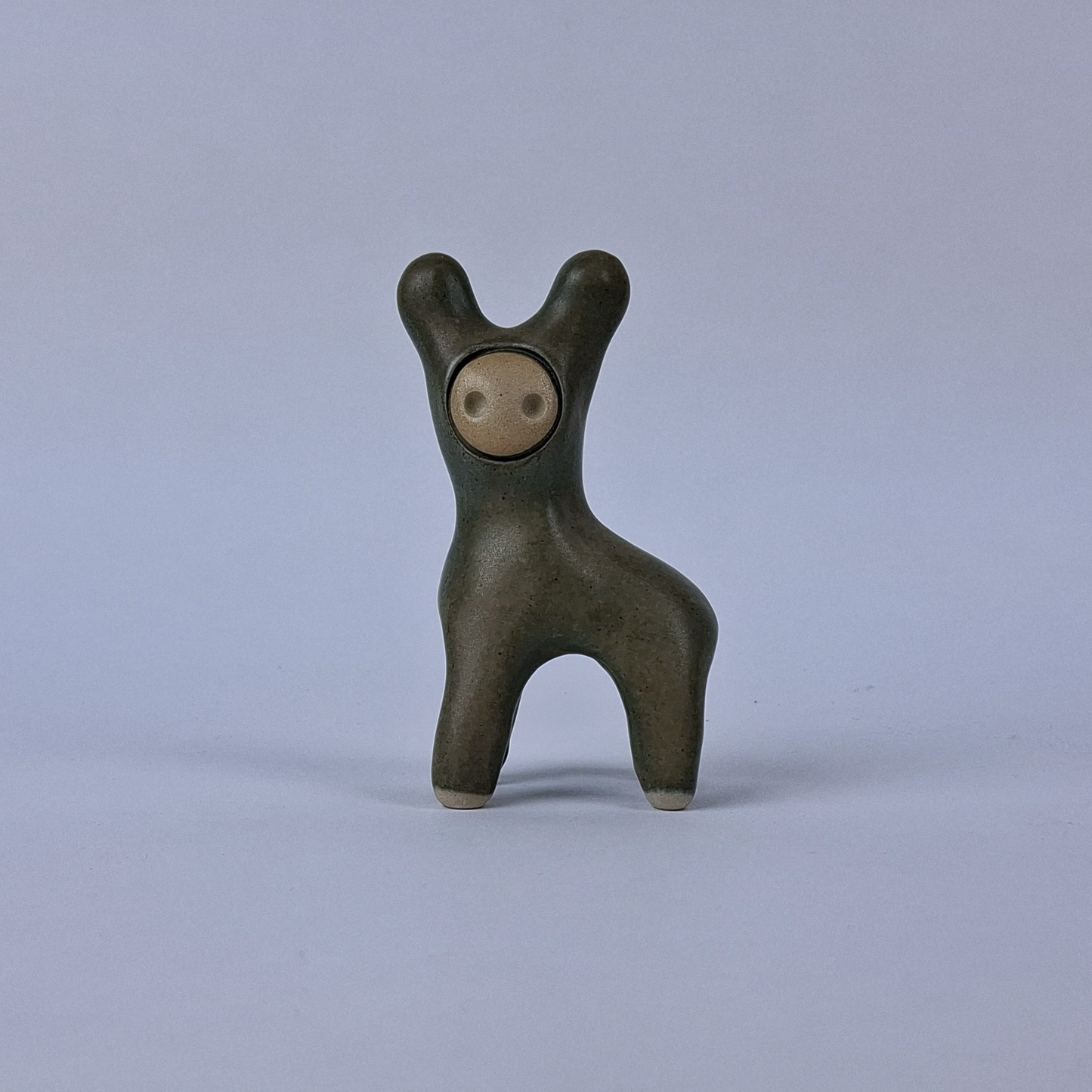 Harmaa keraaminen figuuri