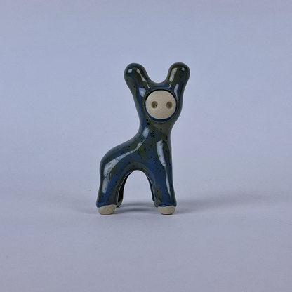 Sinivihreä keraaminen figuuri
