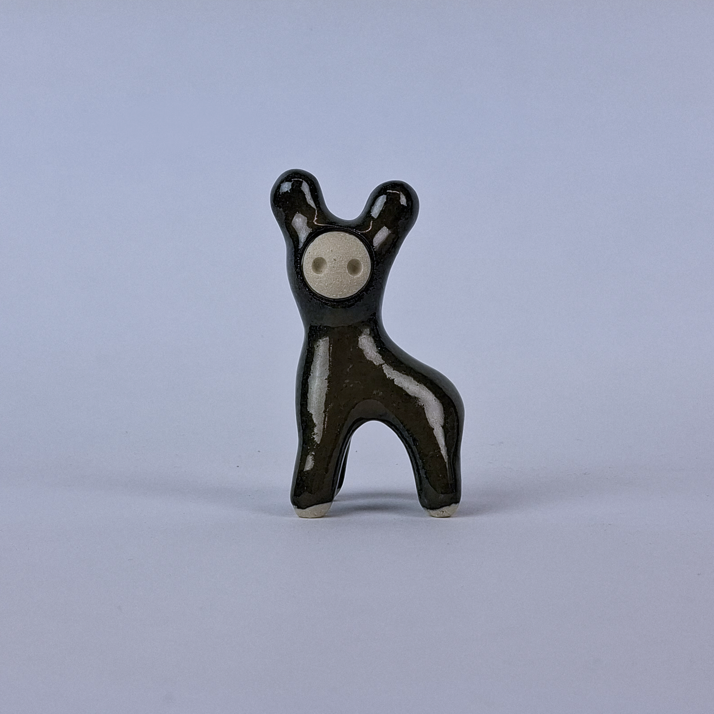 Musta keraaminen figuuri