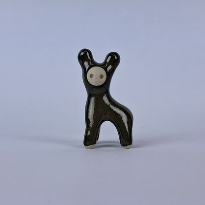 Musta keraaminen figuuri