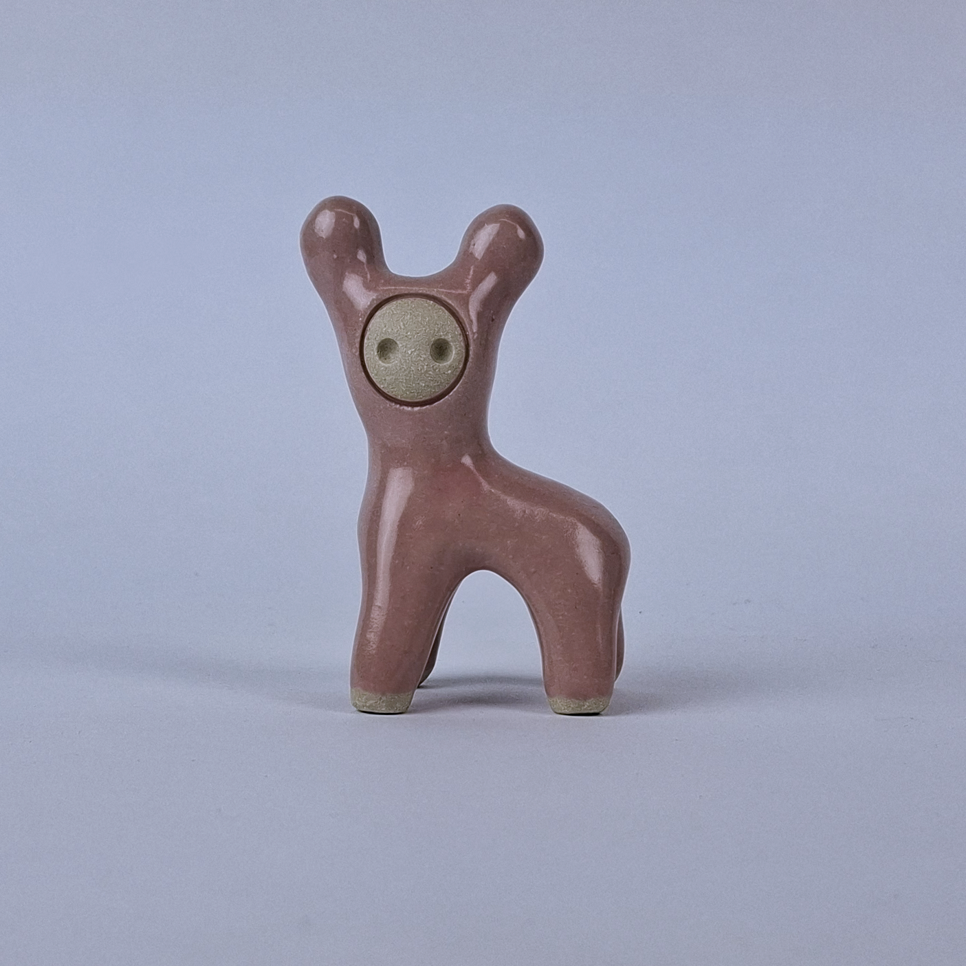 Vaaleanpunainen keraaminen figuuri