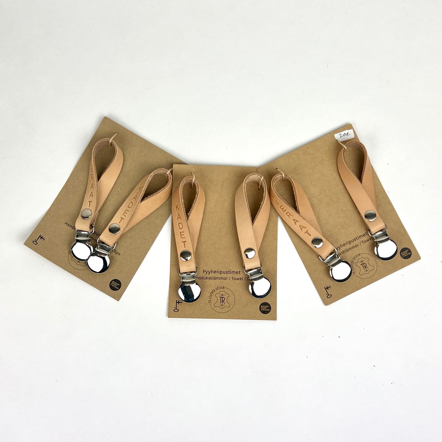 Nahkaiset pyyheklipsit tekstillä, 2 kpl (eri tekstejä)