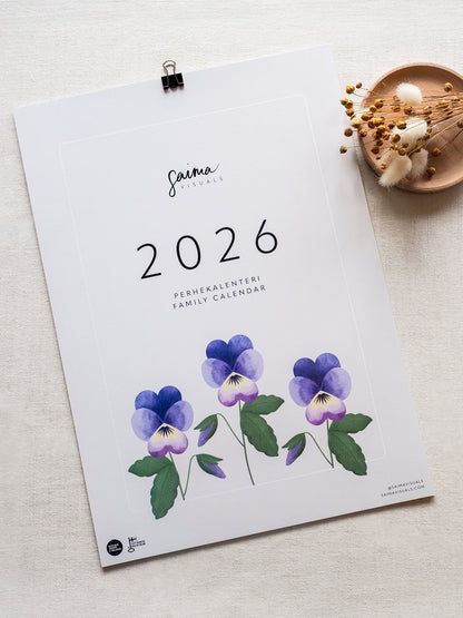 Saima Visuals perhekalenteri vuodelle 2026 koossa A3