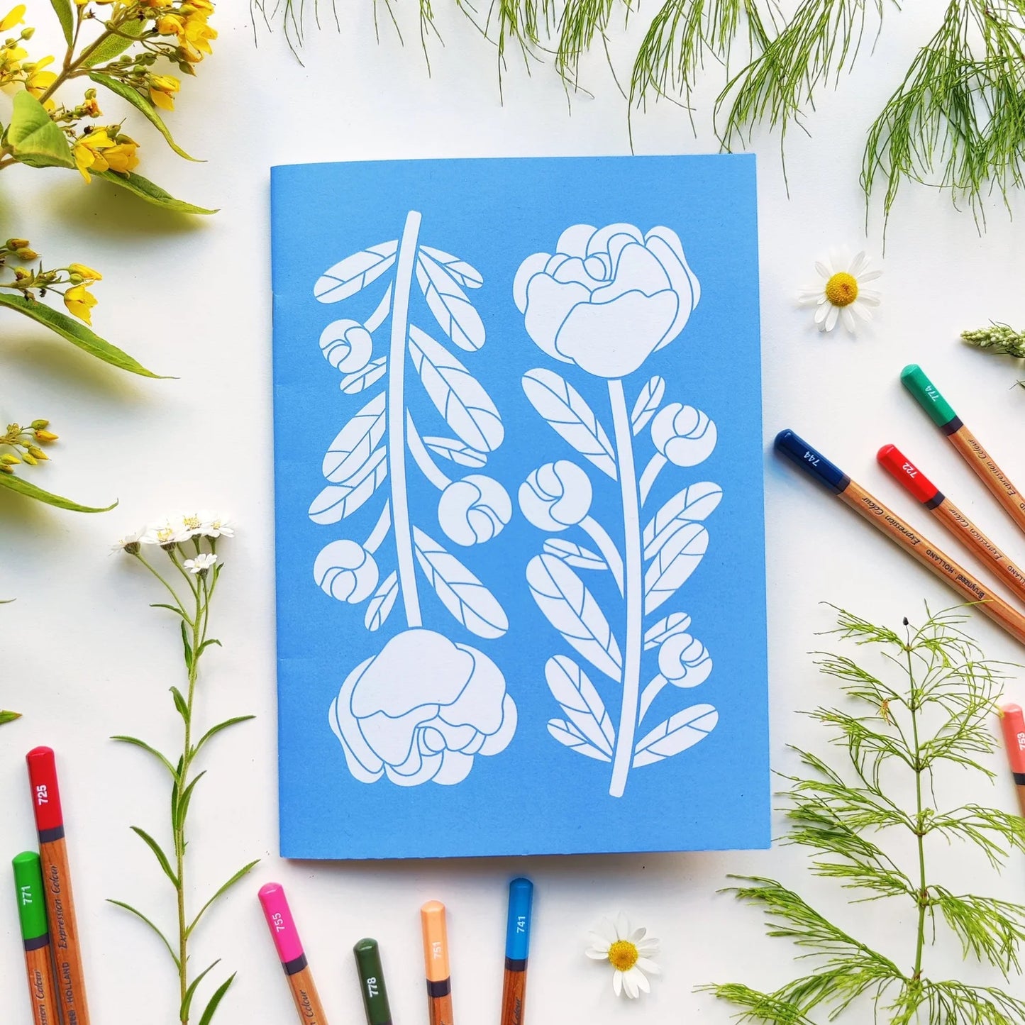 Emmsalabim suunnittelema muistivihko kasnikuvalla Blue Flowers