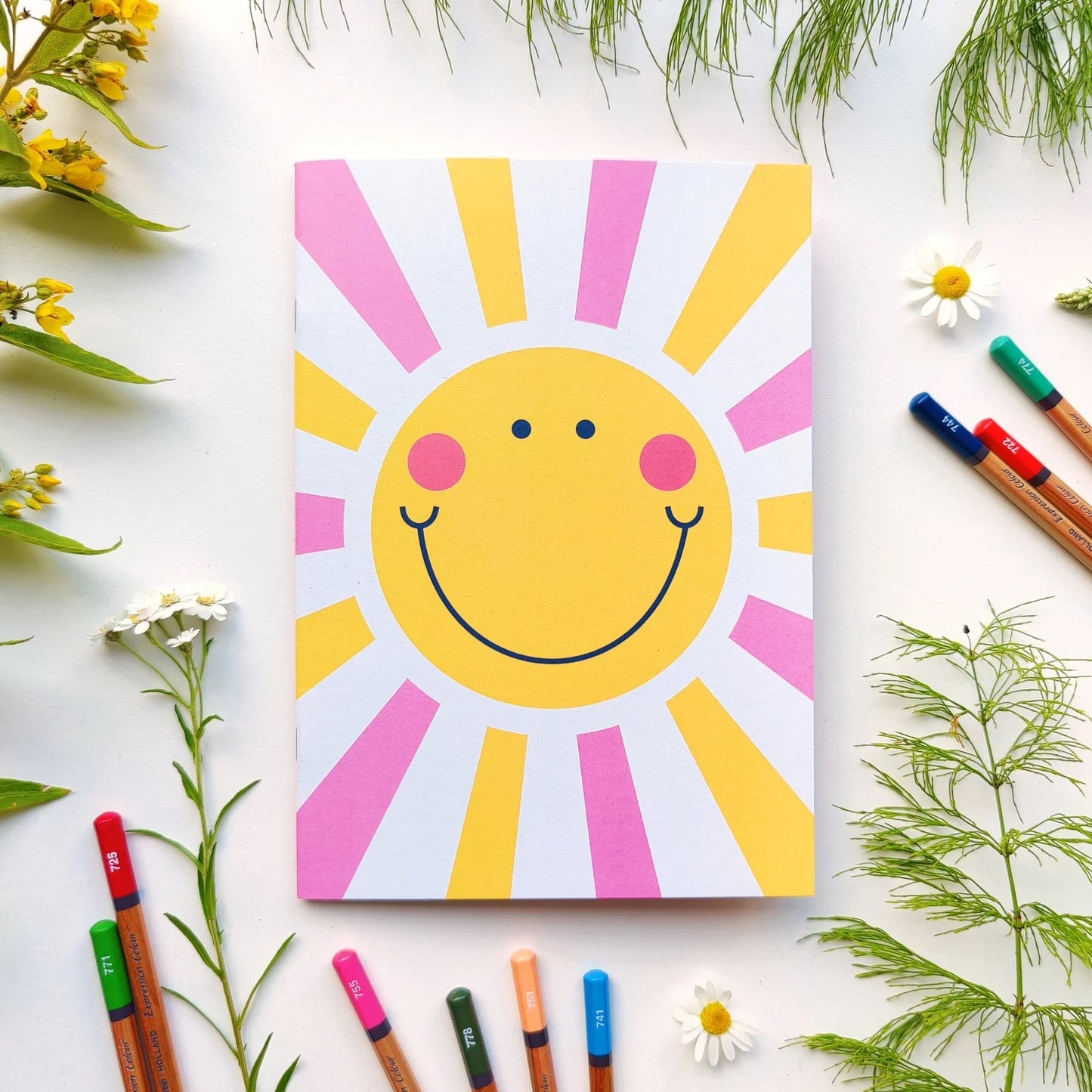 Emmsalabim suunnittelema muistivihko kasnikuvalla Happy Sun