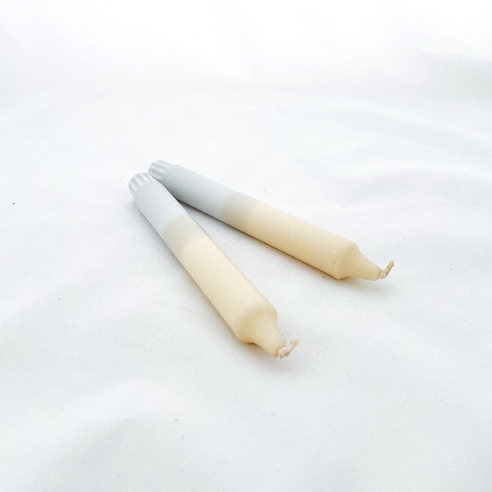 Mersia Designin käsinvalmistetut liukuvärjätyt kynttilät kerma-vaaleansininen kaksi kappaletta kaarnavillan verkkokaupassa