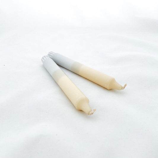Mersia Designin käsinvalmistetut liukuvärjätyt kynttilät kerma-vaaleansininen kaksi kappaletta kaarnavillan verkkokaupassa