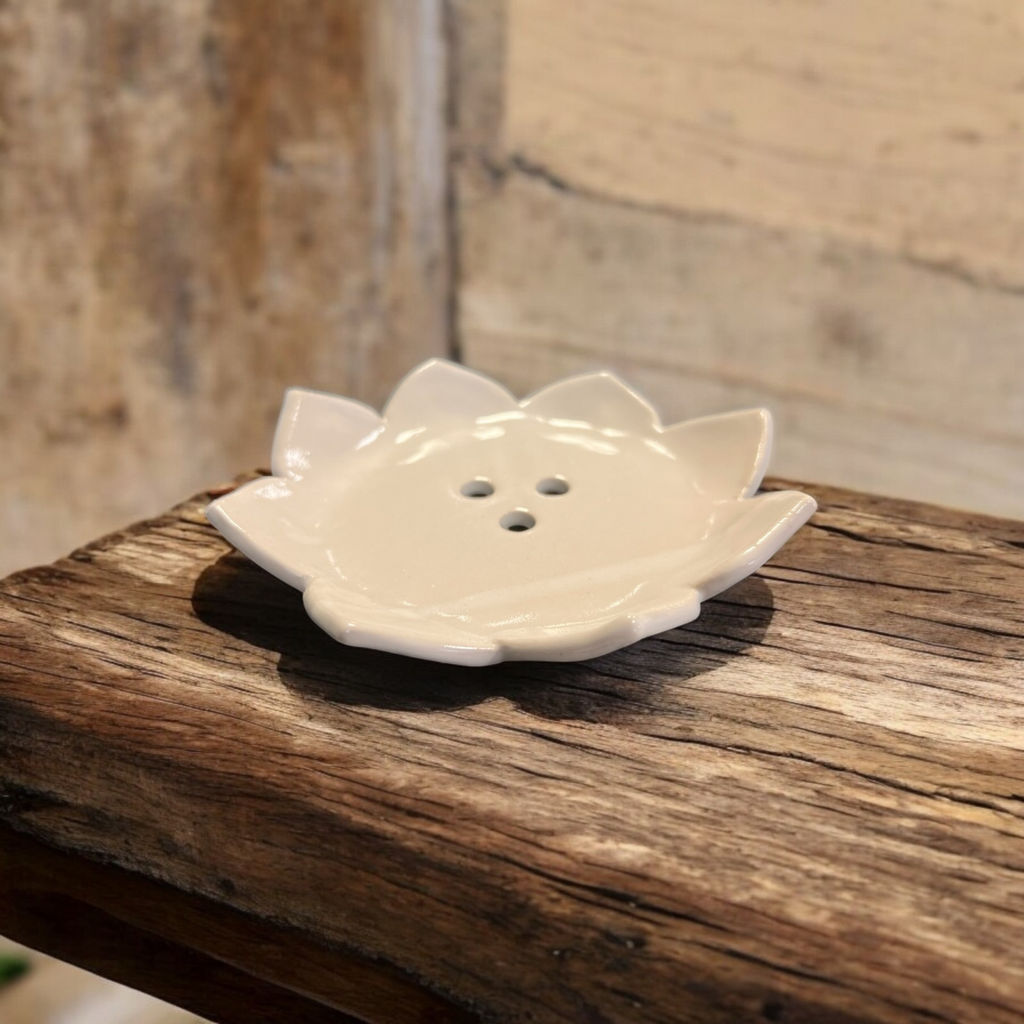 Ceramic flower-shaped soap dish (various colors)