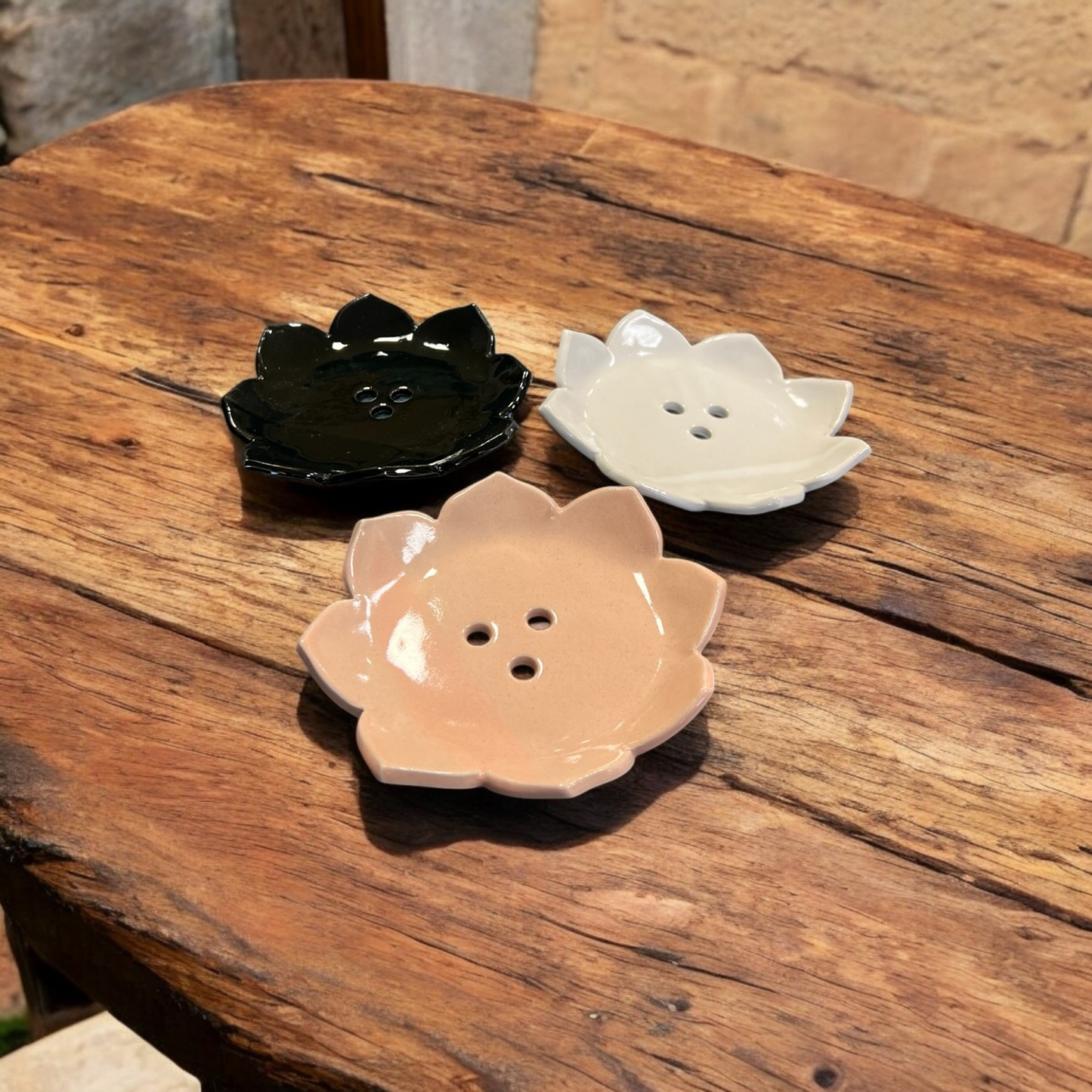 Ceramic flower-shaped soap dish (various colors)