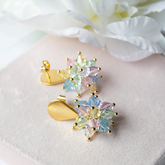 Lummilillin Lustre Drop korvikset eri väreissä Kaarnavillan verkkokaupassa