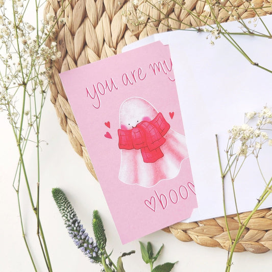 Emmsalabim suunnitelema postikortti laadukkaalla sertifioidulla kartongilla. Teksti: "You are my boo"