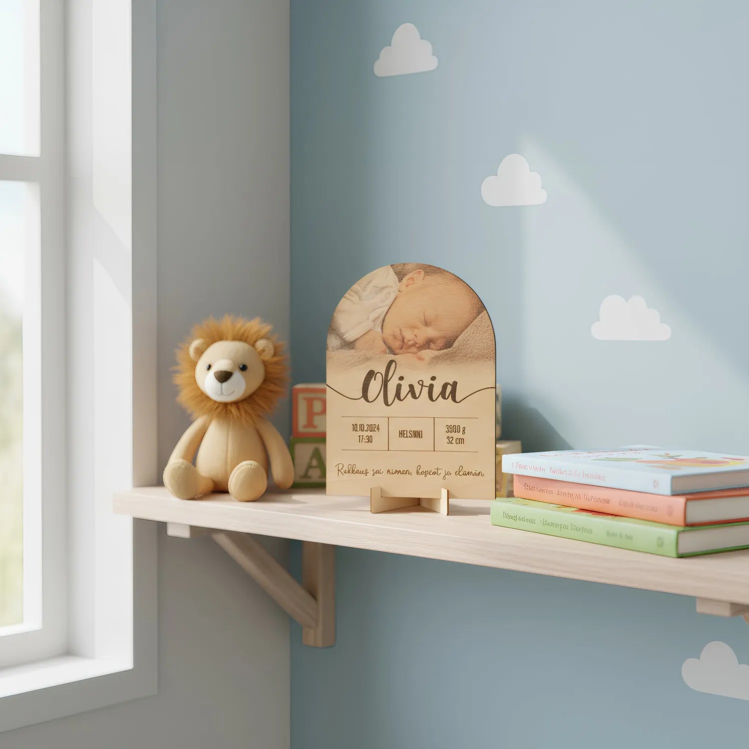 Syntymätaulu, jossa lapsen nimi, kuva, syntymäaika, paino, pituus, ja kustomoitava teksti.