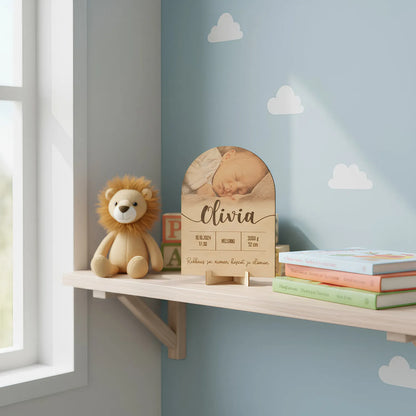 Syntymätaulu, jossa lapsen nimi, kuva, syntymäaika, paino, pituus, ja kustomoitava teksti.