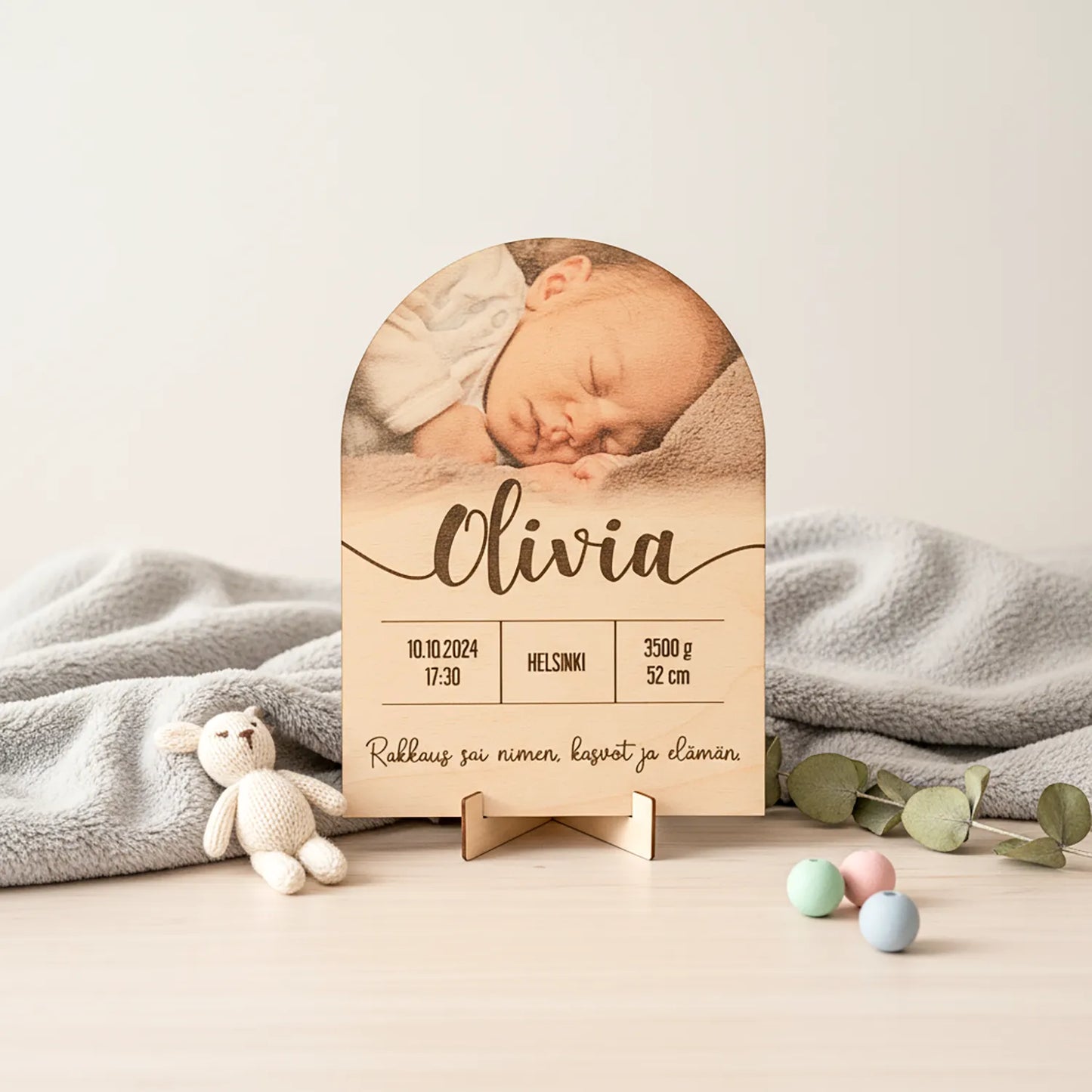 Syntymätaulu, jossa lapsen nimi, kuva, syntymäaika, paino, pituus, ja kustomoitava teksti.