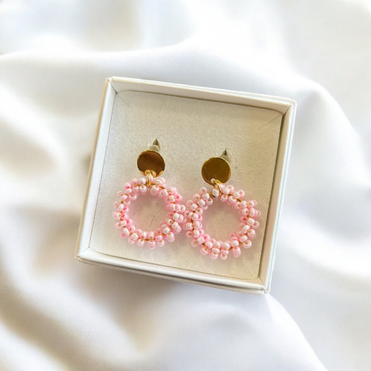 Loviisa earrings, mini with a flat button, gold