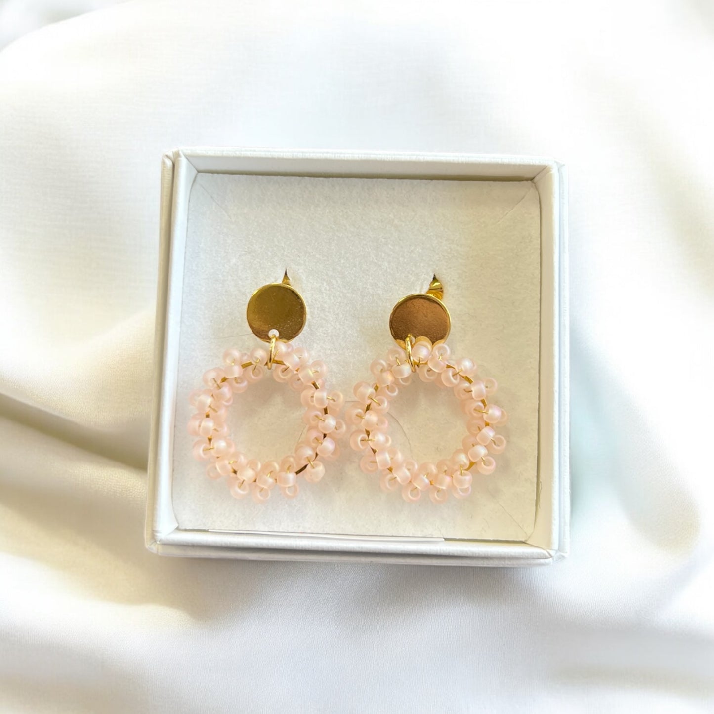 Loviisa earrings, mini with a flat button, gold