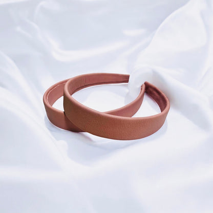 Hiuspanta, peurannahkaa (eri värejä ja leveyksiä)