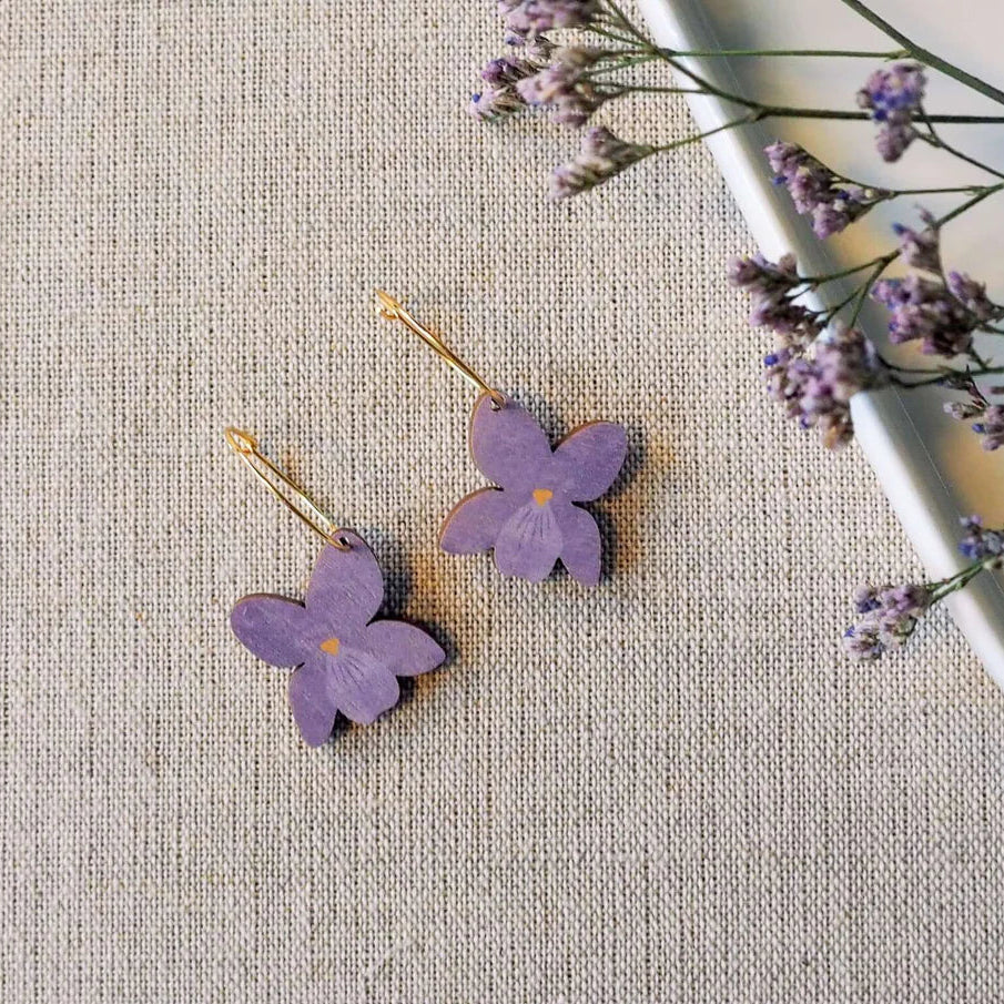 Saima Visualsin vaneriset Viola korvakorut teräksisellä renkaalla Kaarnavillan verkkokaupassa