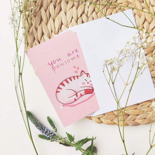 Emmsalabim suunnitelema postikortti laadukkaalla sertifioidulla kartongilla. Tekstillä "You are pawsome"