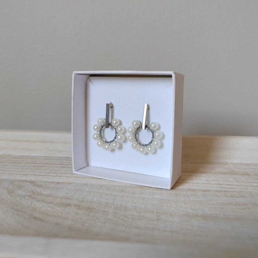 Alma -korvakorut tapilla.