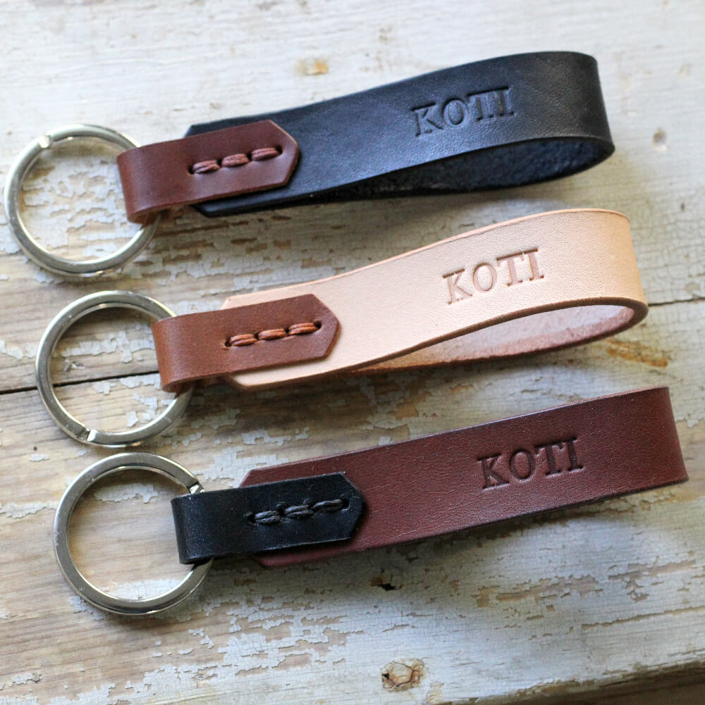 TR Leather Design nahkainen avaimenperä koti tekstillä Kaarnavillan verkkokaupassa