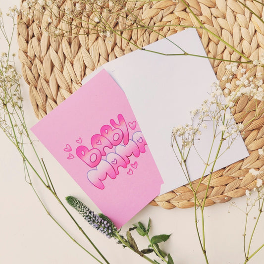 Emmsalabim suunnitelema postikortti laadukkaalla sertifioidulla kartongilla.