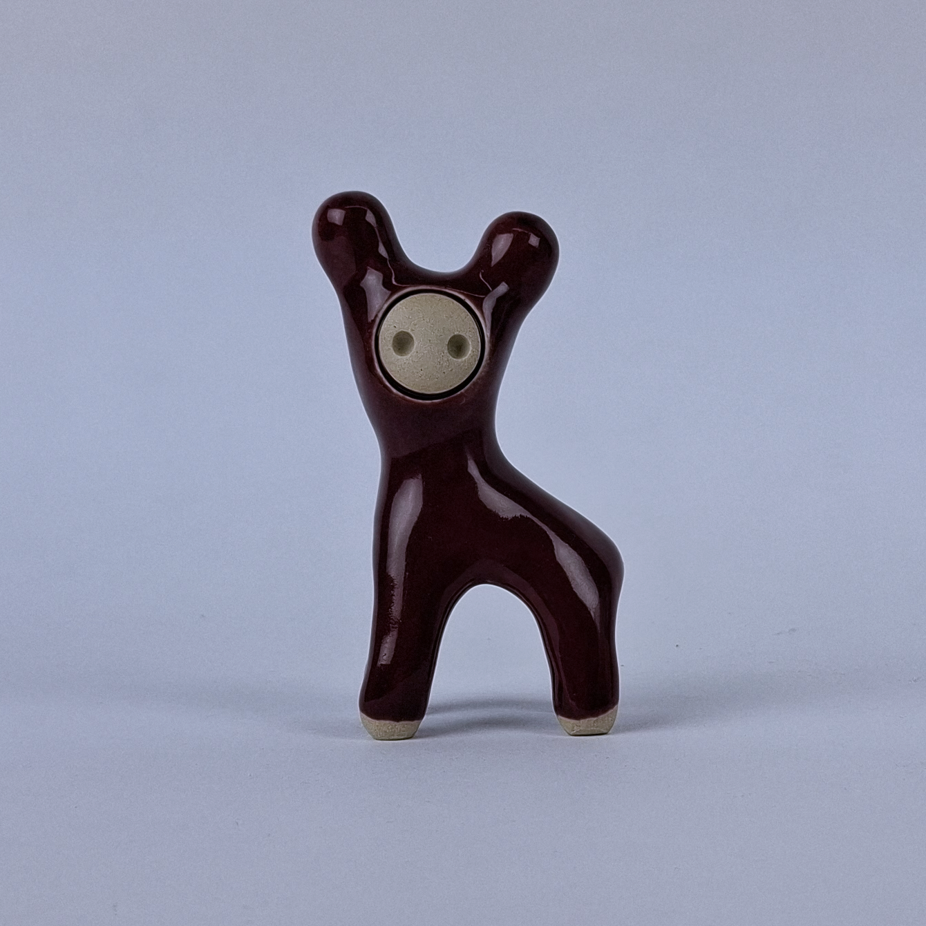 Punainen keraaminen figuuri