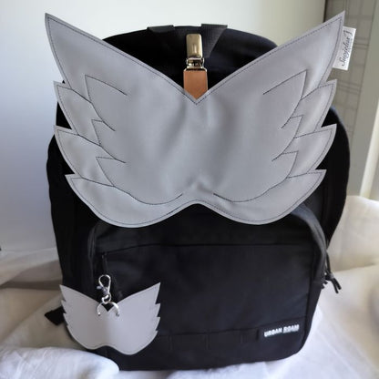 Heijastin siivet kiinnitettynä reppuun.