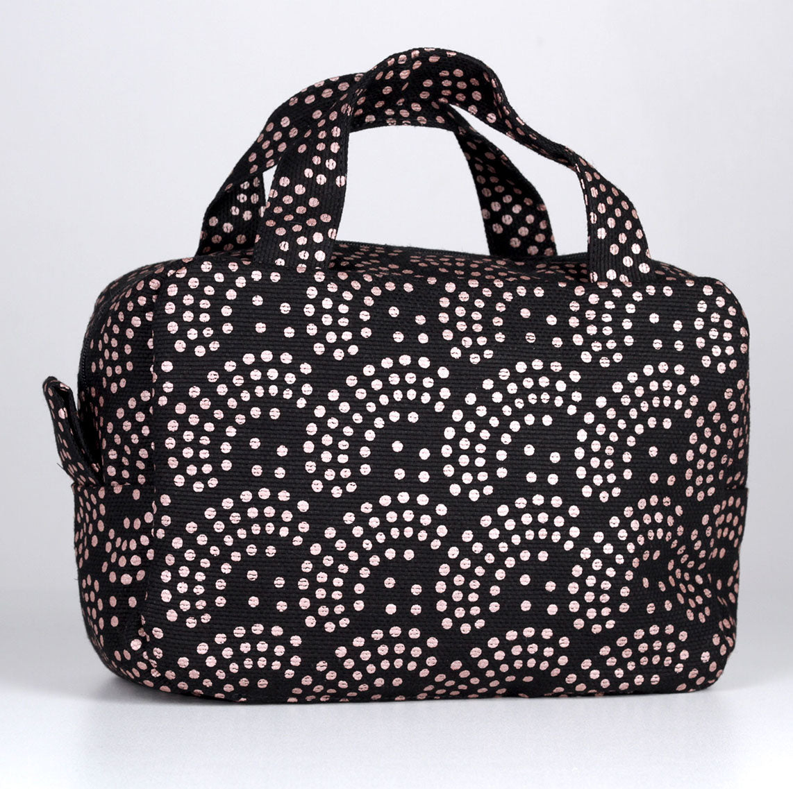 Kui designin Helmi-toilettilaukku. Musta pohjaväri, jossa kuparin värinen kuosi.