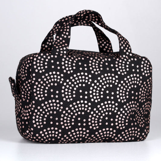 Kui designin Helmi-toilettilaukku. Musta pohjaväri, jossa kuparin värinen kuosi.