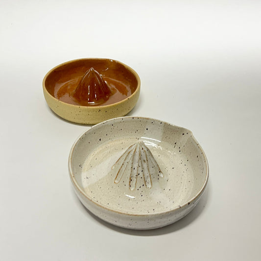 Luonnonvaaleat ja ruskeat sitruspuristimet.