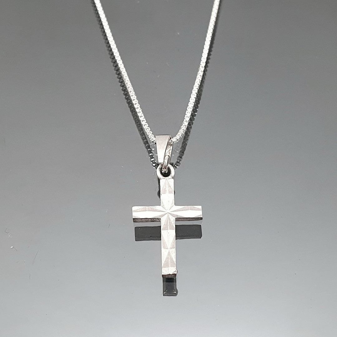 Sirokorun moderni hopeinen ristiriipus Kaarnavillan verkkokaupassa