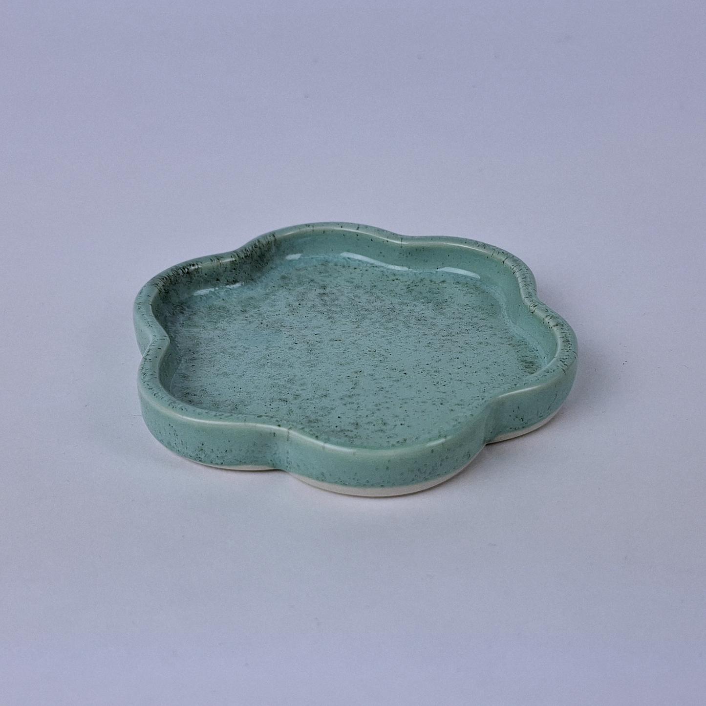 Vaaleanvihreä keraaminen kukka lautanen