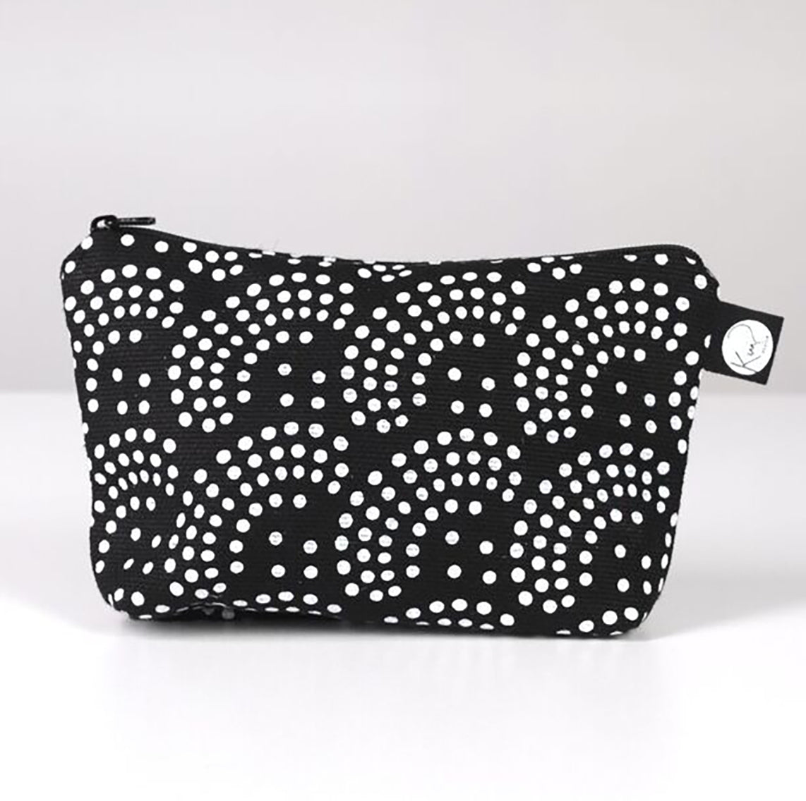 Kui designin Helmi-meikkipussukka. Väri musta, kuvio valkoinen.