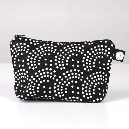 Kui designin Helmi-meikkipussukka. Väri musta, kuvio valkoinen.