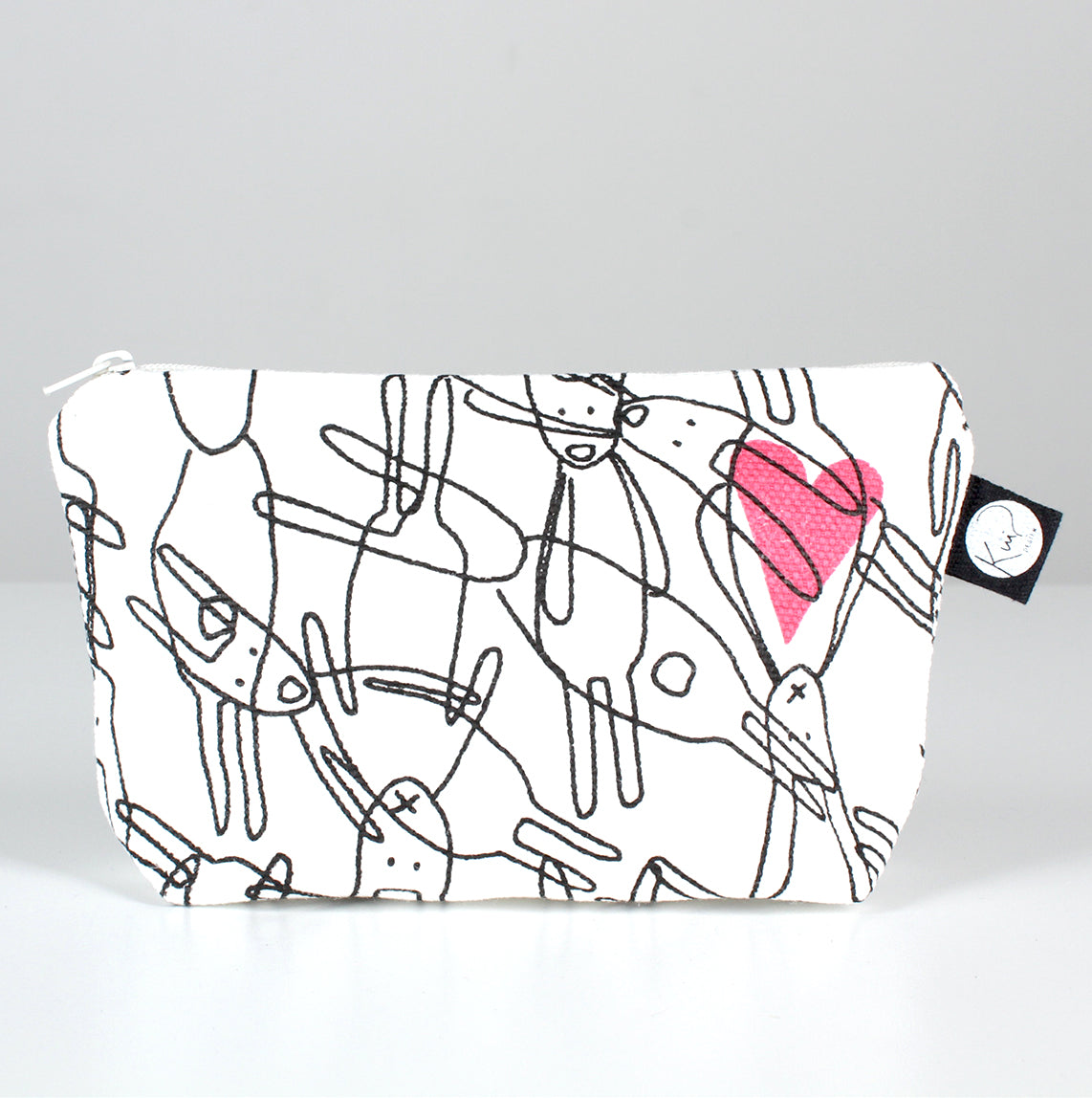 Kui designin Pupuset-meikkipussukka. Väri valkoinen, pupu-kuvio musta ja pinkki sydän.