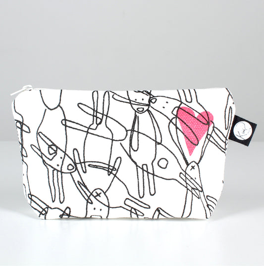 Kui designin Pupuset-meikkipussukka. Väri valkoinen, pupu-kuvio musta ja pinkki sydän.