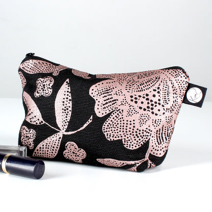 Kui designin Hulda-meikkipussukka. Väri musta-kupari.