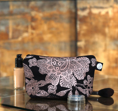 Kui designin Hulda-meikkipussukka. Väri musta-kupari.