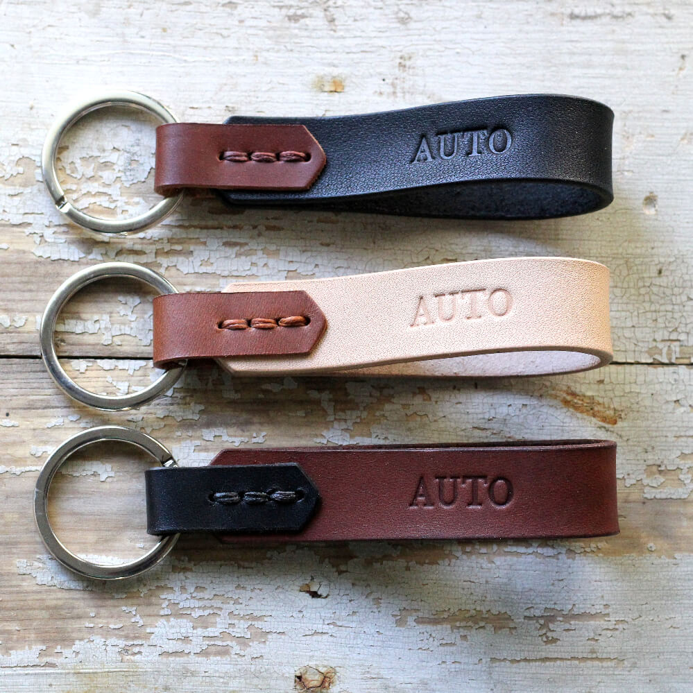TR Leather Design nahkainen avaimenperä tekstillä auto Kaarnavillan verkkokaupassa