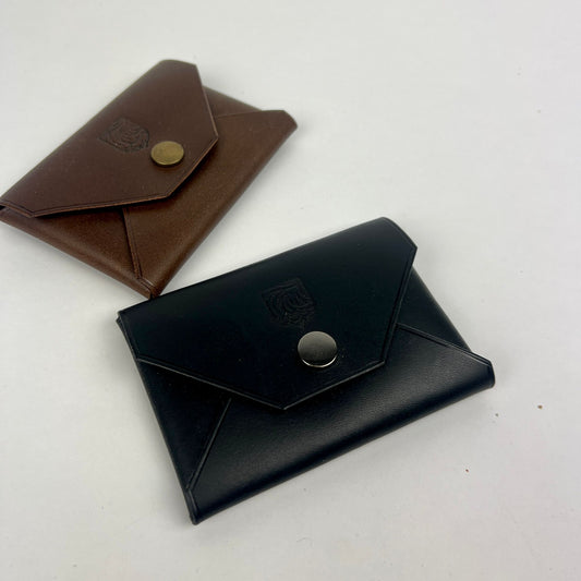 Fluctus, suljettava nahkainen korttikotelo väreissä musta ja ruskea.