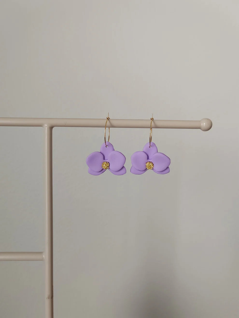 Laventelin väriset roikkuvat orkidea korvakorut.